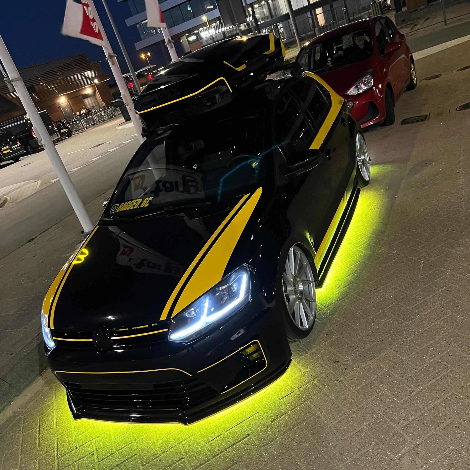 Auto met gele underglow